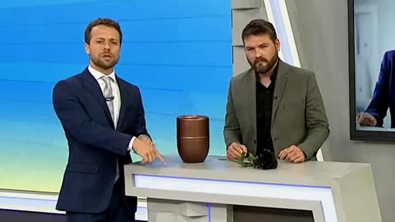 Imagem com foto do momento em que afiliada do SBT, que pertence ao apresentador Ratinho, faz propaganda de plano funerário