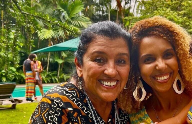 Foto de Nathalia Santos e Regina Casé que fazem parte de Todas as Flores