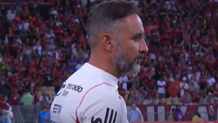 Foto do técnico Vítor Pereira em partida transmitida pela Band