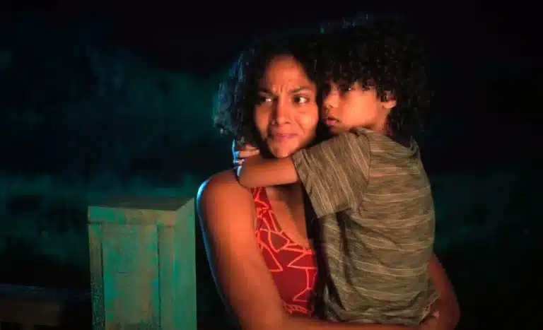 Aline e João fogem pelo matagal para escaparem dos jagunços enviados para matá-los em Terra e Paixão