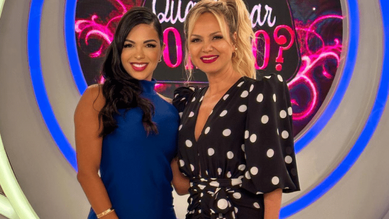 Imagem com foto da apresentadora Gabriela Fontenele ao lado de Eliana no palco do programa do SBT