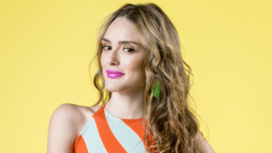 Imagem com foto da atriz Isabelle Drummond como Manuzita em Verão 90