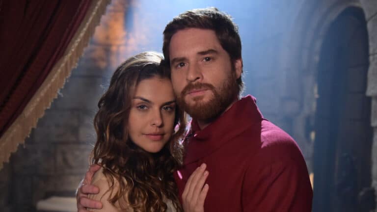 Imagem com foto dos atores Paloma Bernardi e Cirillo Luna, intérpretes de Bateseba e Davi em Reis; Record não sabe o que exibir após o término da oitava temporada da série