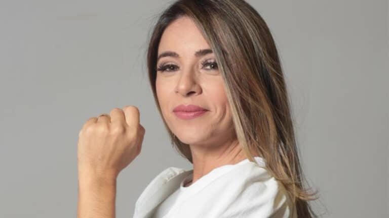 Imagem com foto da apresentadora Paula Trindade, da nova versão do Tudo a Ver na Rede Família