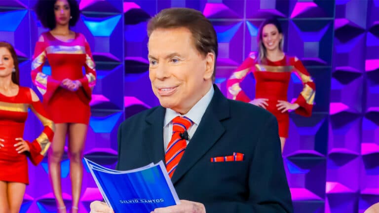 Imagem com foto do apresentador Silvio Santos durante a apresentação do seu programa no SBT