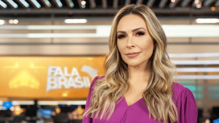 Imagem com foto de Thalita Oliveira, ex-apresentadora do Fala Brasil, no cenário do telejornal na Record