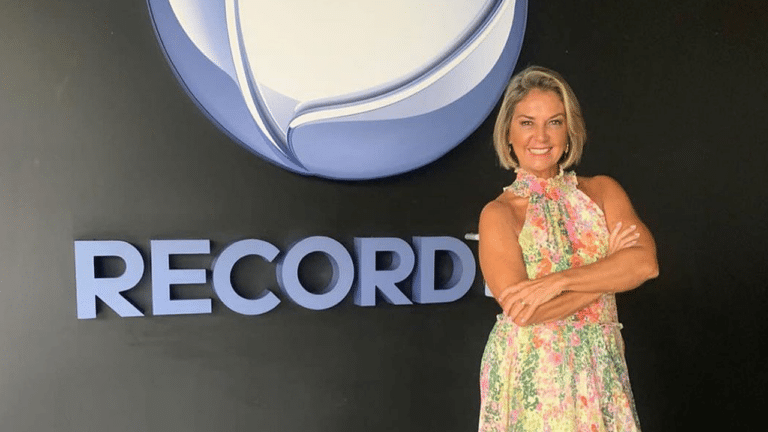 Imagem com foto da apresentadora Viviane Romanelli, que lamentou fim do Shoptime na TV