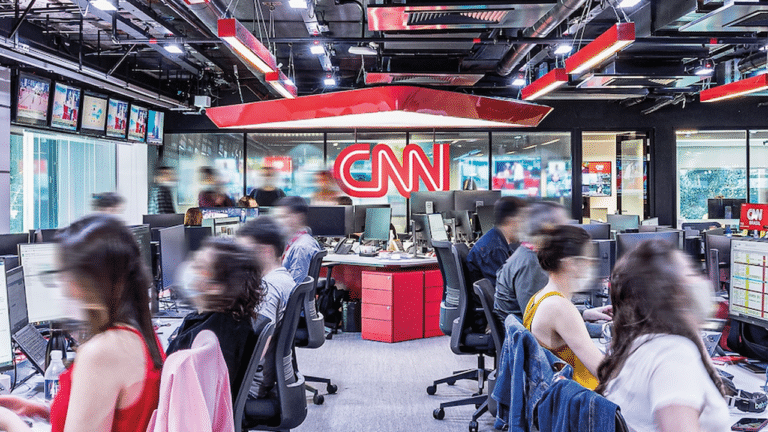 Imagem com foto da redação da CNN Brasil