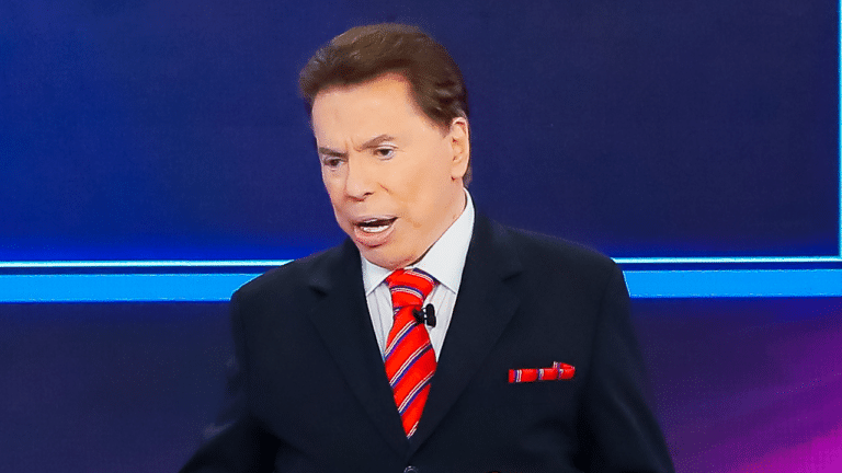 Imagem com foto de Silvio Santos durante apresentação de seu programa no SBT. Comunicador está bem de saúde