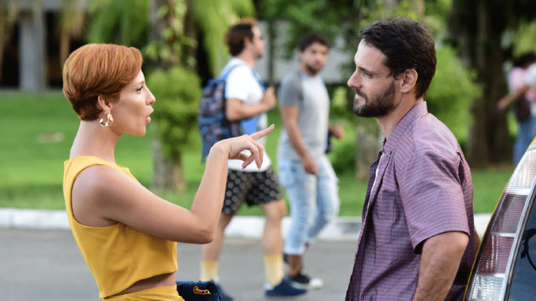 Imagem com foto dos atores Camila Rodrigues e Felipe Cunha em cena da novela Topíssima