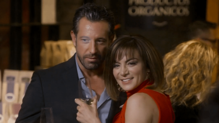 Imagem com foto dos atores Gabriel Soto e Silvia Navarro em cena de Cair em Tentação, substituta de Amar a Morte no Viva