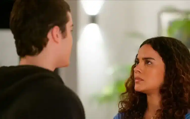 Rafa e Jenifer cumprem o planejado de se unir a Theo para descobrir as suas falcatruas em Vai na Fé