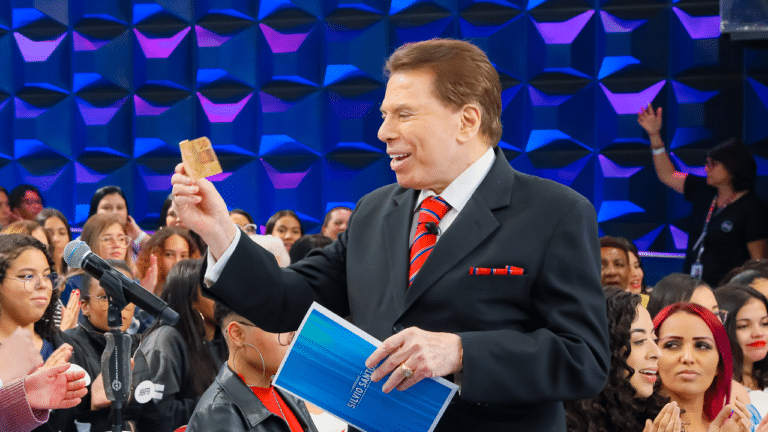 Imagem com foto do apresentador Silvio Santos durante seu programa no SBT