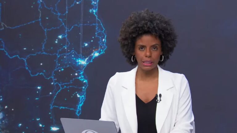 Foto de Cynthia Martins na bancada do Jornal da Noite, da Band