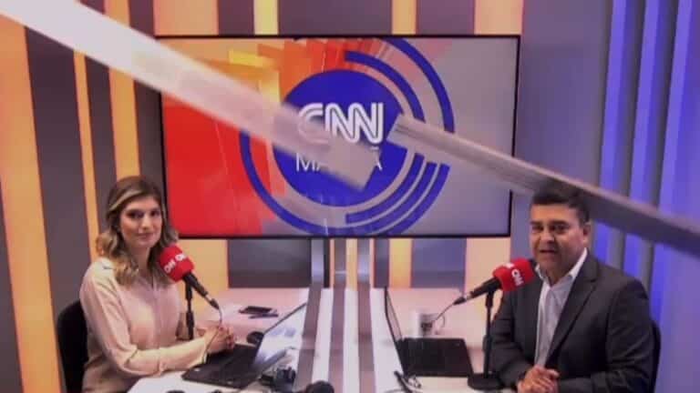 Foto de Roberto Nonato e Nicole Fusco no estúdio da CNN Brasil