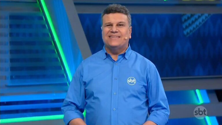 Foto de Téo José, principal narrador esportivo do SBT