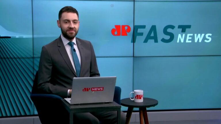 Foto de Vitor Brown no estúdio do Fast News, da Jovem Pan