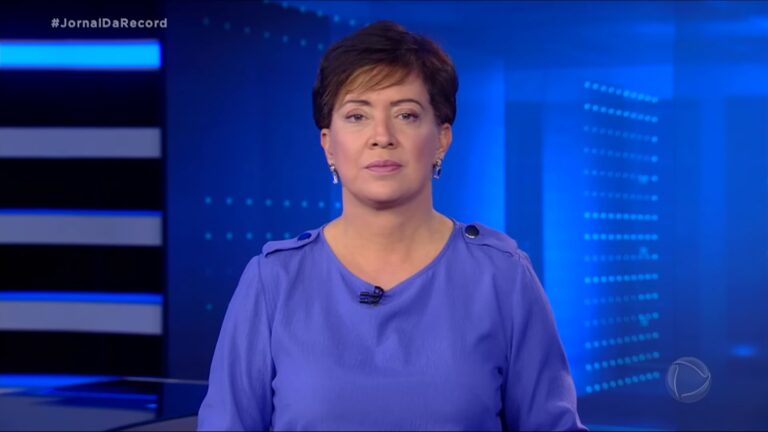 Foto da jornalista Christina Lemos na bancada do Jornal da Record