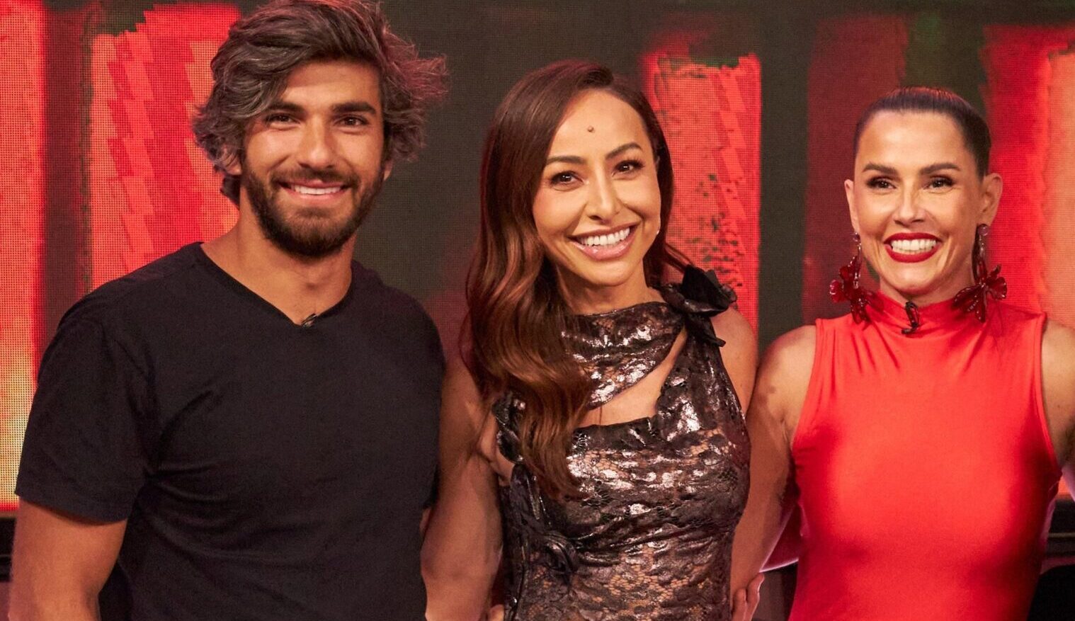 Deborah Secco convida Sabrina Sato para conhecer pênis de seu marido