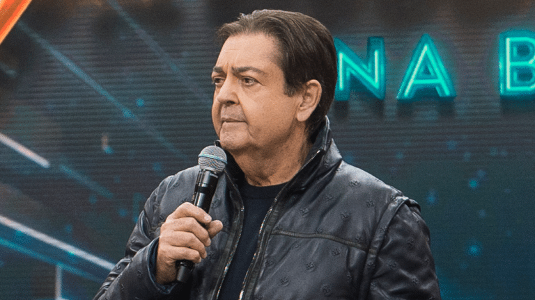 Imagem com foto do apresentador Fausto Silva no palco do Faustão na Band