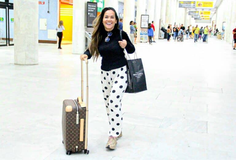 Foto da jornalista do SBT, Isabele Benito no aeroporto do Rio de Janeiro