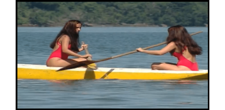 Ruth e Raquel saem de canoa e por causa do vento, a embarcação acaba virando em Mulheres de Areia