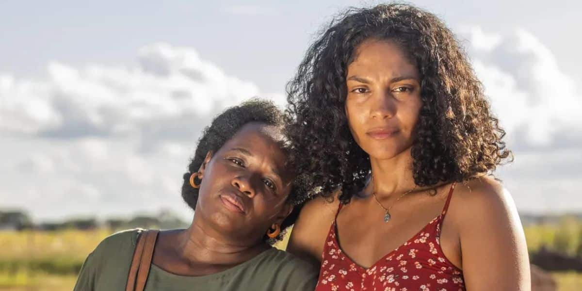 Jussara (Tatiana) e Aline (Bárbara Reis) em Terra e Paixão. (Foto: Reprodução/Globo)