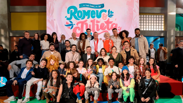 Atores da novela A Infância de Romeu e Julieta reunidos com a equipe na coletiva da novela