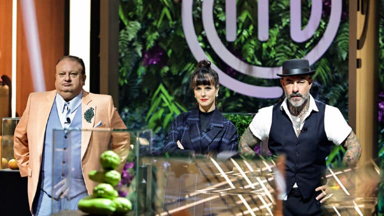 Erick Jacquin, Helena Rizzo e Henrique Fogaça aguardam entrada dos participantes do MasterChef Profissionais