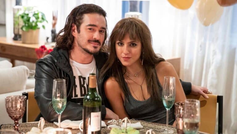 Foto de Flora Camolese e Marcos Veras em novela da Globo