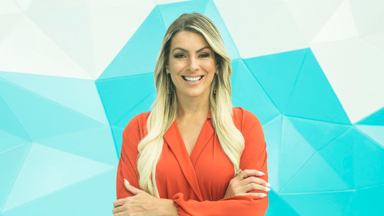 Renata Fan no cenário do programa Jogo Aberto, que será reprisado no Canal 21