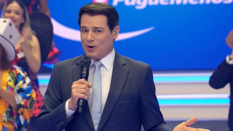 Foto do apresentador Celso Portiolli no programa Topa um Acordo, do SBT