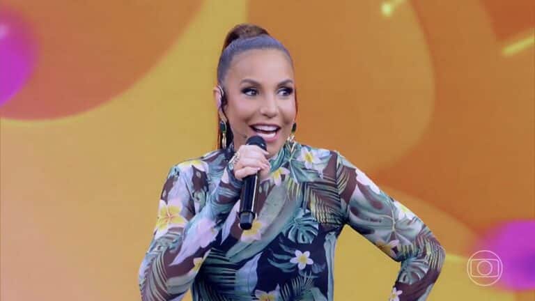 Foto da cantora Ivete Sangalo no palco do programa Pipoca da Ivete