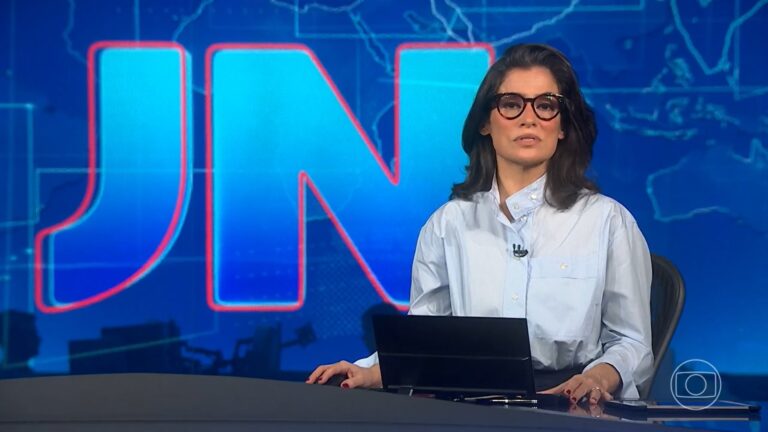 Foto de Renata Vasconcellos na bancada do Jornal Nacional