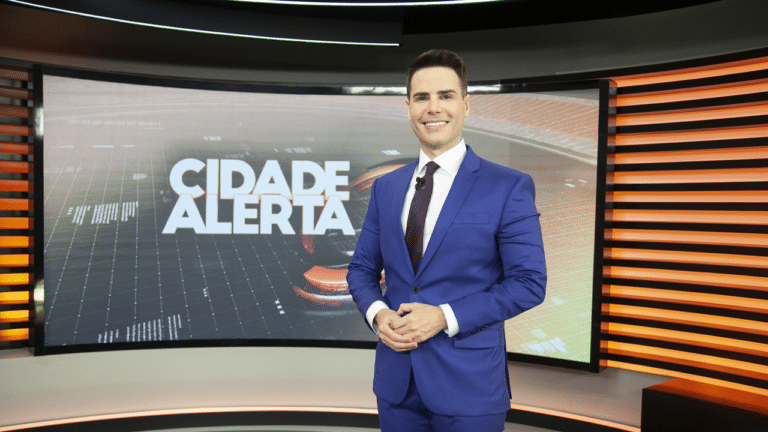 Luiz Bacci, apresentador do Cidade Alerta, no cenário do programa da Record