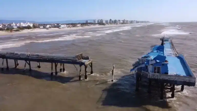 Foto de plataforma marítima de Atlântida no Rio Grande do Sul