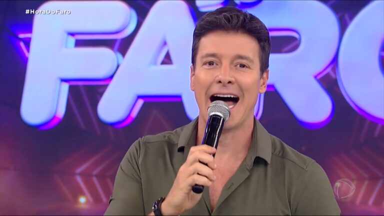 Foto do apresentador Rodrigo Faro em seu programa na Record