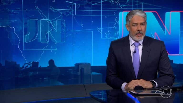 Foto do apresentador William Bonner na bancada do Jornal Nacional