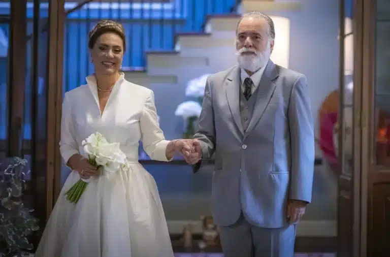 Agatha consegue manipular a todos e chega o grande dia do seu casamento com Antônio em Terra e Paixão