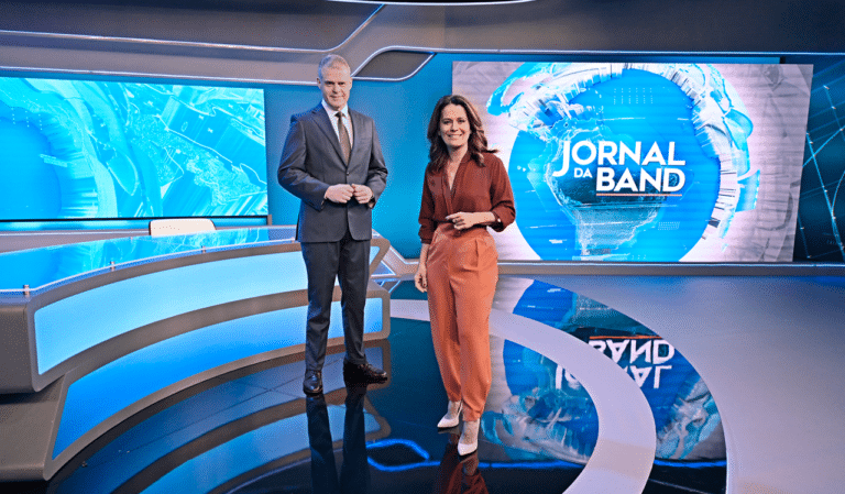 Eduardo Oinegue e Adriana Araújo no cenário do Jornal da Band