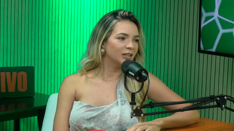 Josi Oliveira, atriz do Teste de Fidelidade, durante entrevista para um podcast