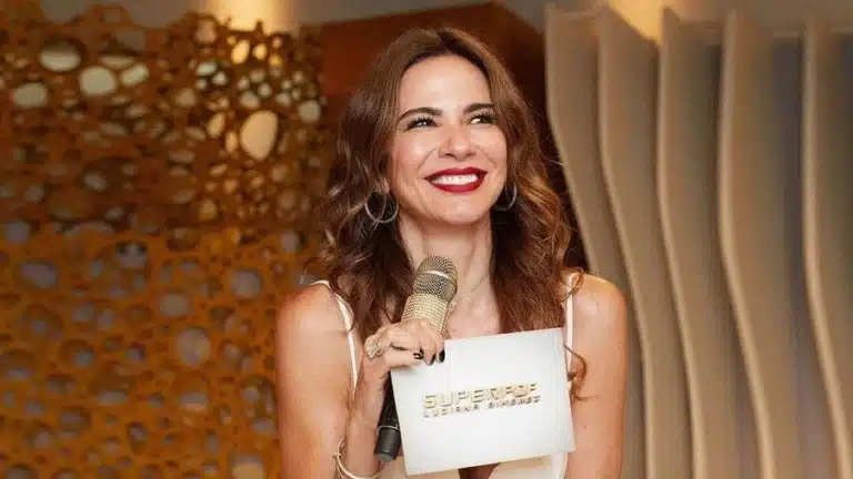 Foto de Luciana Gimenez no estúdio da RedeTV!