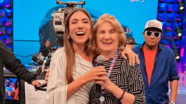 Patrícia Abravanel e Sara Abravanel abraçadas no palco do Programa Silvio Santos