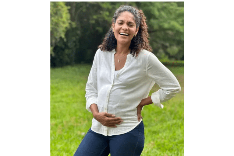 Aline passa mal e é levada ao hospital por Caio em Terra e Paixão