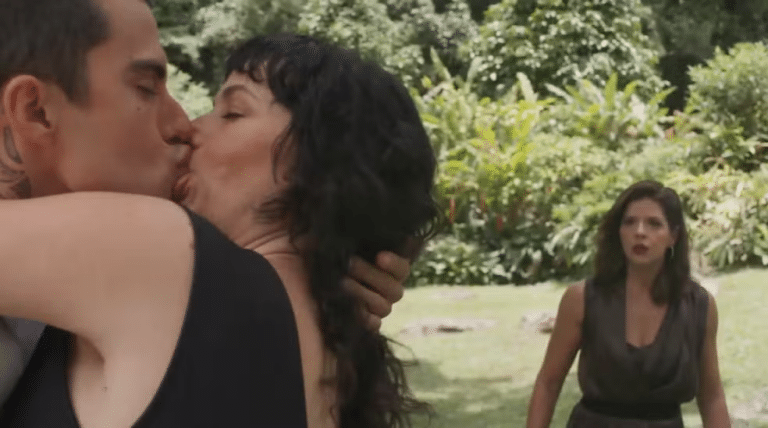 Natália flagra beijão de Marcos e Carol e fica furiosa em Elas por Elas