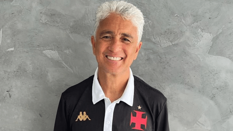 Imagem com foto do ex-jogador Bebeto usando uma camisa do Vasco