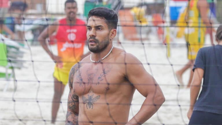 Bil Araújo enquanto jogava futevôlei na praia