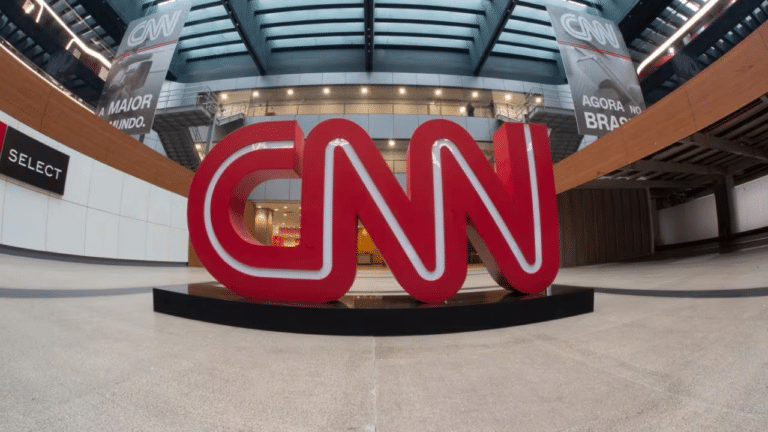 Imagem com foto do hall da sede da CNN Brasil