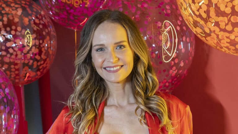 Fernanda Rodrigues em foto de divulgação da vinheta de fim de ano da Globo