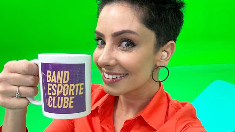 Kalinka Schutel em foto segurando uma caneca customizada com o logotipo do programa Band Esporte Clube